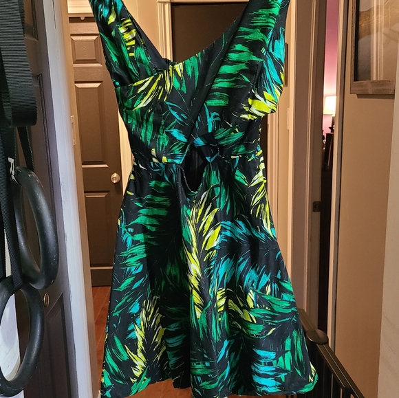 Women's dress - Picture 1 of 2